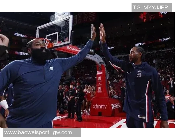 快船与国王激战正酣半场比分紧咬小卡与科林斯表现抢眼